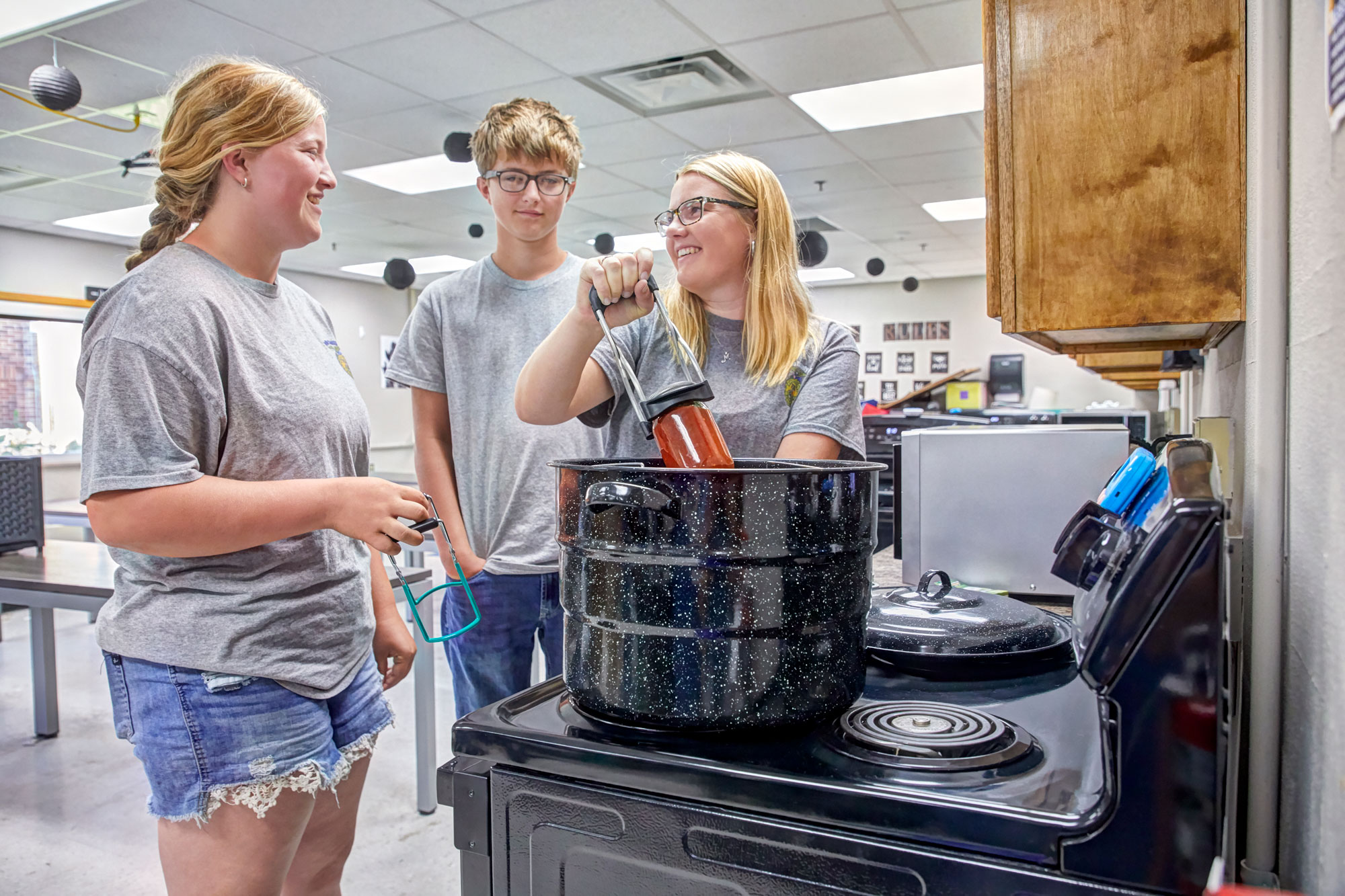 students canning